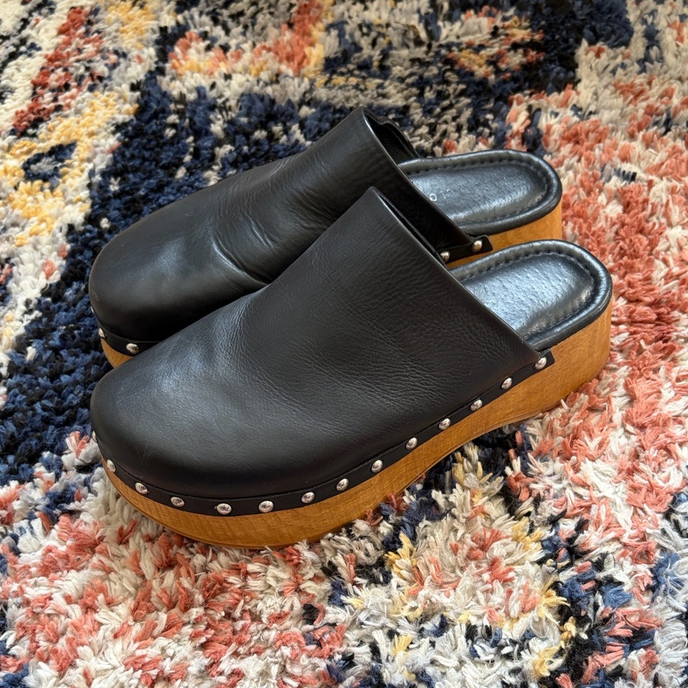Black Musse & Cloud Leather Clogs with Wooden Sole